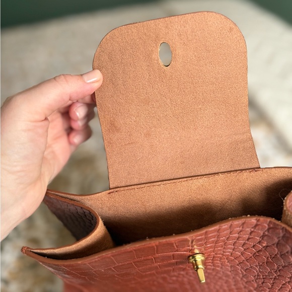 Teddy Joelle 100% Full Grain Leather Crossbody Bag - Picture 6 of 9